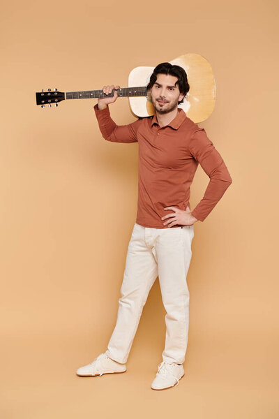 Брюнетка уверенно стоит с гитарой на плече, демонстрируя свой очаровательный стиль.