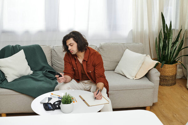 Человек с диабетом следит за своим здоровьем в ярком, стильном доме, практикуя уход за собой.