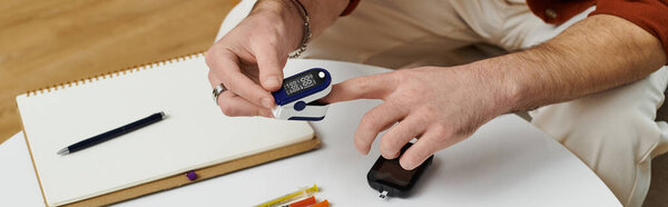 Молодой человек следит за сахаром в крови и готовит инсулин в своем стильном жизненном пространстве, демонстрируя стойкость, баннер