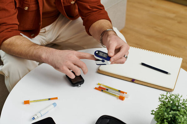 Молодой человек проверяет уровень сахара в крови во время лечения диабета дома.