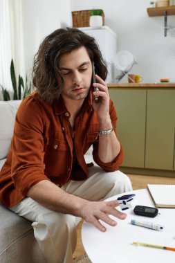 Kafkasyalı adam evdeyken diyabet yönetimini telefonda tartışıyor..