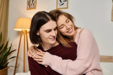 Sıcak gülümsemeler ve şefkatli kucaklaşmalar şık bir yaşam alanında güzel bir atmosfer yaratır..