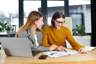 İki genç, şık bir masada dokümanları incelerken verimli bir tartışmaya girişiyor..