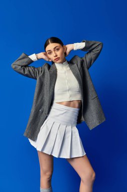 Güzel, genç bir kadın moda anlayışını çarpıcı bir duruş ve düşünceli bir bakışla sergiliyor..