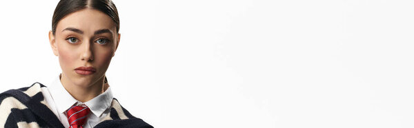 Молодая женщина с яркими чертами элегантно демонстрирует свои эмоции, олицетворяя грацию.