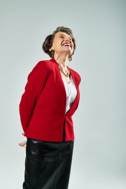 60 'lı yaşlarda ilham verici bir kadın şık giyinip kendine güveniyor..