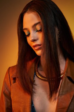 Zarif genç bayan yaratıcı bir stüdyoda şık kıyafetler ve canlı bir makyaj sergiliyor..