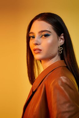 Güzel, genç bir kadın şık bir makyajla modern moda eğilimlerini ön plana çıkarıyor..