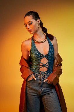 Model, modaya uygun yılan desenli elbiseler giyerek zarafet ve tarz yayar..