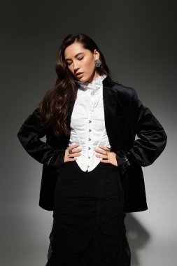 Genç ve güzel bir kadın, sofistike tarzını zarif bir kıyafetle sergiliyor. Kendine güveni tam..