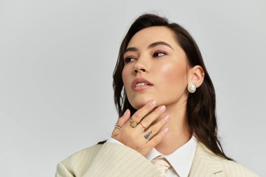 Güzel genç bir kadın zarif poz verirken moda anlayışını ve zarafetini sergiliyor..