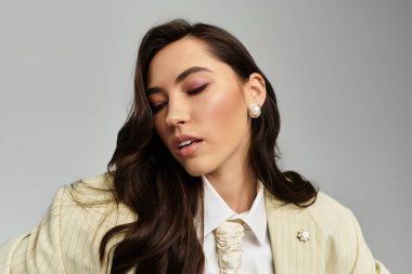 Genç bir kadın modern bir ortamda zahmetsizce şık kıyafetini sergiliyor..