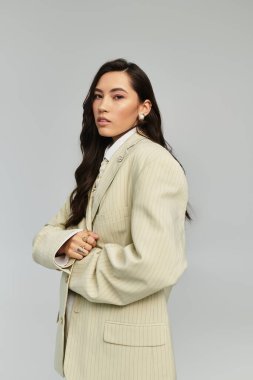 Şık genç bir kadın şık poz verirken moda anlayışını göstermiş..