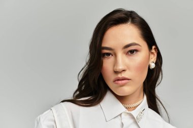 Genç ve güzel bir kadın moda anlayışını sergiliyor. Kendine güveni ve cazibesi tam..