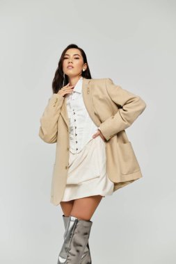 Güzel bir kadın şık bir elbisenin içinde kendine güvenerek poz verir, en son moda bu..