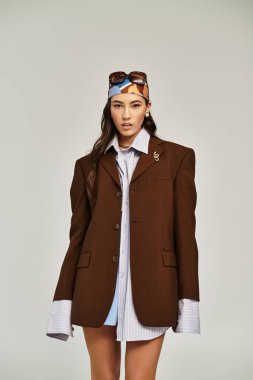 Genç, güzel bir kadın cesur katmanları ve aksesuarlarıyla eşsiz bir moda gösterisi sergiliyor..