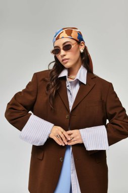 Genç bir kadın moda anlayışını büyük bir spor ceketle gösteriyor, zarafet ve stili somutlaştırıyor..