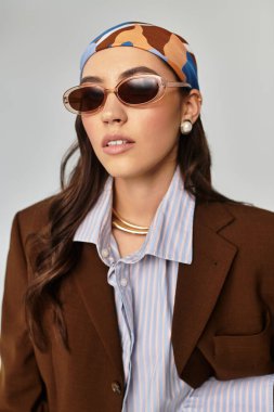 Kendine güvenen genç bir kadın, kendine has moda anlayışını modern mekânlarda sergiliyor..