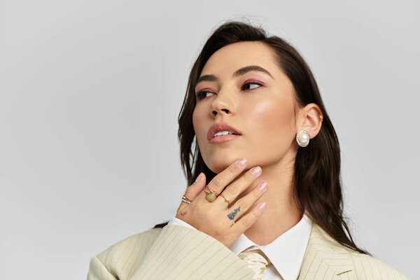 Красивая молодая женщина демонстрирует свое чувство стиля и изящество, элегантно позируя.