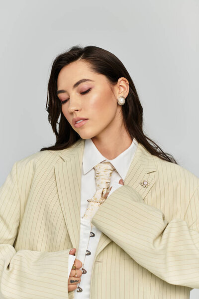 Молодая женщина излучает уверенность в себе в огромном пиджаке, подчеркивая шикарный момент моды.