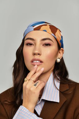 Uzun saçlı ve eşarplı şık bir kadın moda anlayışını sergiliyor..