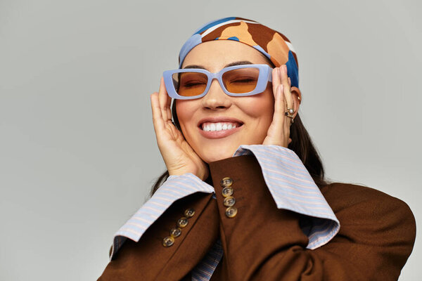 Красивая молодая женщина демонстрирует свой стильный наряд, улыбаясь, излучая уверенность и радость.