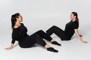 Spor kıyafetli iki fit kadın spor yaparken spor ve arkadaşlığın keyfini çıkarıyorlar..