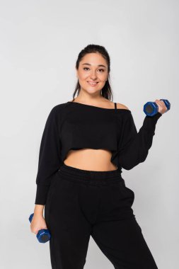 Sportif kadın ağırlığını aktif giyime verirken gücünü ve güzelliğini gösteriyor..