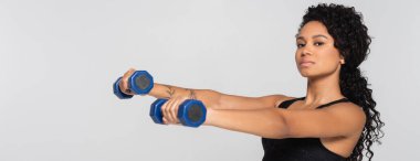 Güçlü bayan sporcu, gücünü ve kararlılığını göstermek için spor yapıyor..