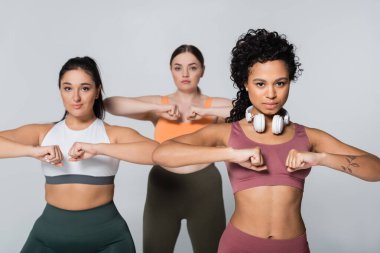 Üç güçlü kadın dinamik bir fitness rutinine girerler. Güç ve güveni birlikte somutlaştırırlar..
