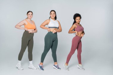 Üç formda kadın şık spor kıyafetleriyle rahatça poz veriyor, fitness yoluyla güçlendirme yapıyor..