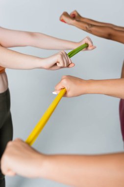 Kadınlar bir fitness stüdyosunda direniş bantları, güç ve takım çalışması kullanarak birlikte çalışırlar..