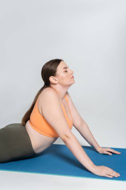 Kendine güvenen bir kadın yoga yapar, dingin bir ortamda güç ve zarafet gösterir..