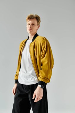 Kendine güvenen genç adam moda anlayışını yumuşak ışıklandırmalı modern şehir ortamında sergiliyor..