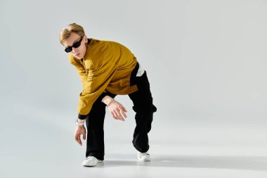 Modern bir ortamda kendine güvenen genç bir adam..