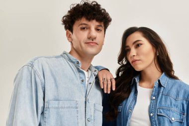 Taze ve modaya uygun genç ikili tarzlarını ve özgüvenlerini çağdaş bir stüdyoda sergiliyor..