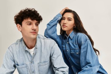 Gençlik modelleri, minimalist bir ortamda modaya uygun kotlar, modern tarzın vücut bulmuş hali..