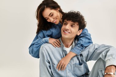 Modayı takip eden iki kişi şık kotlar giyerken aynı neşeli bağı paylaşıyor..