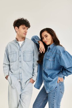 Genç modayı belirleyenler, parlak ve minimal bir stüdyoda kot giysileri sergilediler..