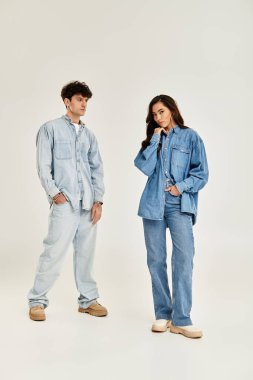 Tarz sahibi genç bireyler, eşsiz moda anlayışlarını eşgüdümlü kot kıyafetlerle ifade ederler..