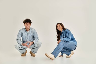 Modayı takip eden iki genç içeride eğlenirken modaya uygun kot tarzlarını sergiliyor..