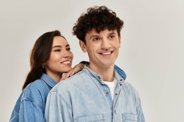 Modayı takip eden genç bir çift şık kıyafetlerini sergilerken aynı zamanda birbirlerine eşlik ediyorlar..