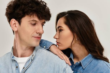 Modaya uygun genç bir çift, modern bir tarz ve bağlantı sergileyerek birbirlerinin gözlerine bakar..