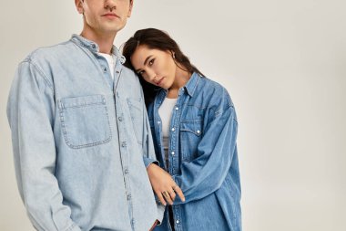 Genç çift rahat ve modaya uygun bir ortamda modern bir tarz sergiliyor..