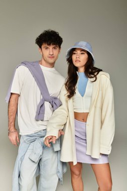 Çekici çift, modern moda eğilimlerini vurgulayarak, kendine güvenen şık kıyafetler giyiyorlar..