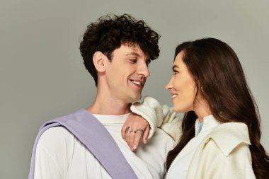 Modayı takip eden iki kişi keyifli bir anı paylaşıyor ve şık kıyafetler giyiyorlar..