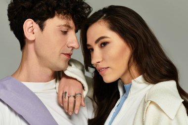 Çekici genç çift, şık iç mekanlarda moda tarzlarını sergiliyor..