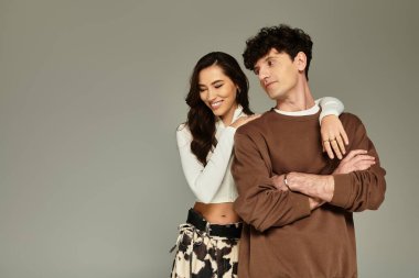 Çekici genç çift modern bir stüdyoda neşeli pozlar veriyor..