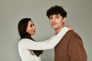 Modayı takip eden genç bir çift modern tarzlarını ve bağlantılarını sergiliyor..