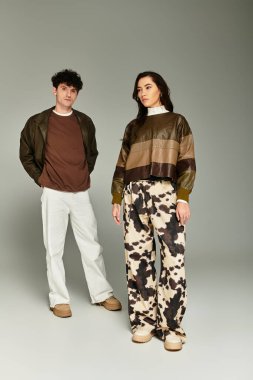 Genç moda belirleyiciler benzersiz tarzlarını gündelik ve şık moda seçimleriyle ifade ederler..